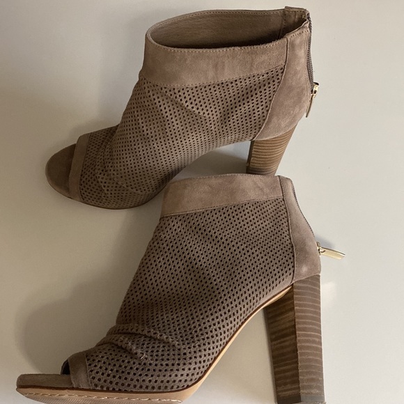 Stylish Vince Camino high heels.  Soft gray suede. - Picture 3 of 5